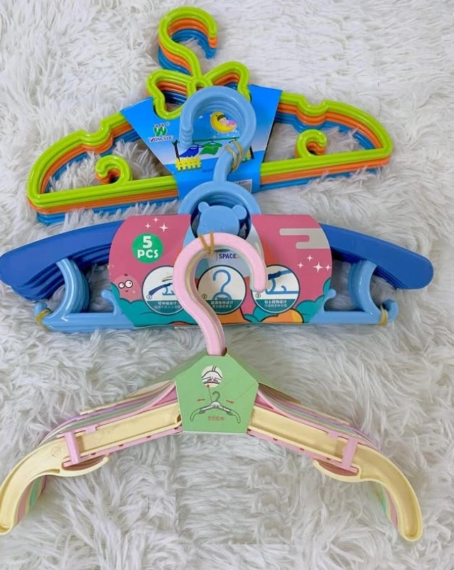 CHILDREN BABY HANGER